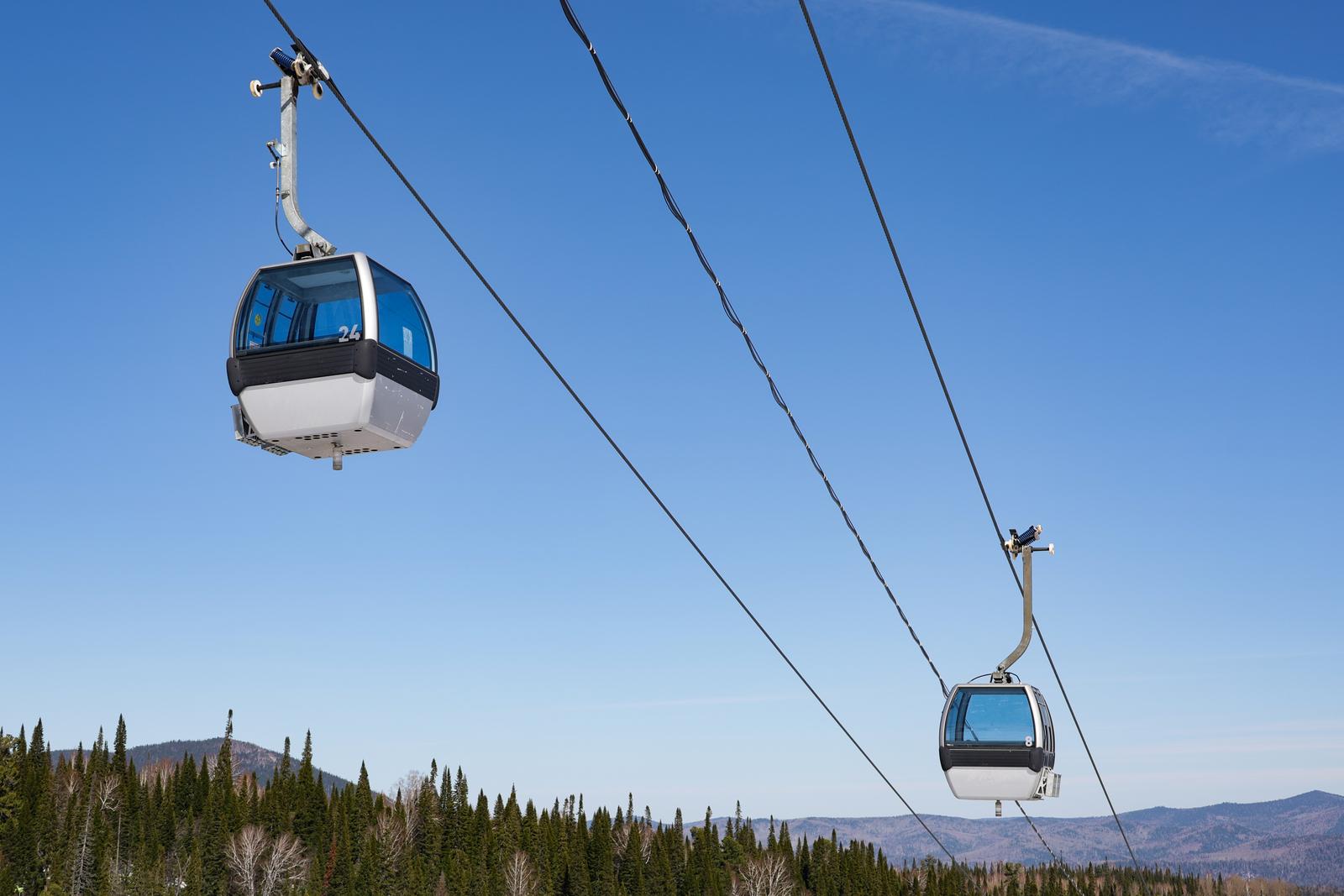 RUSSIA, KEMEROVO REGION - APRIL 10, 2025: Cable cars travel across the ski resort village of Sheregesh in Russia's Kemerovo Region, southwestern Siberia. Kirill Kukhmar/TASS/Sipa USA Photo: Tass/SIPA USA