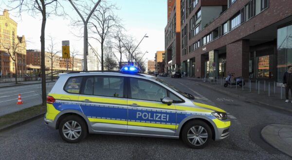 Hamburg 12.04.2025 Erneutes Verkehrschaos am Westfield Center Die Polizei sperrt umliegende Anfahrtsstrassen mit Streifenwagen ab.Die Strassen rund um das Ueberseequartier sind den Verkehrsmassen nicht gewachsen Wieder ist es am Wochenende rund um das neue Westfield Einkaufscenter zu einem Verkehrschaos gekommen. Tausende wollten das neueröffnete Center besuchen - viele eben auch mit dem eigen Wagen anfahren. Der Verkehr staute sich auf saemtlichen Anfahrtswsegen so stark das die Polizei sich vor Ort entloss die Zufahrtsstrassen zum Westfild Center zu sperren da auch die Tiefgarage des Centers bereits voll belegt war gab es ein voelliges Verkehrskollaps in der Hafencity Hamburg Deutschland *** Hamburg 12 04 2025 Another traffic chaos at th Photo: IMAGO/IMAGOSTOCK&PEOPLE