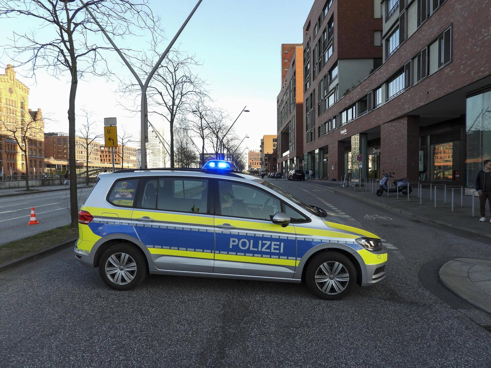 Hamburg 12.04.2025 Erneutes Verkehrschaos am Westfield Center Die Polizei sperrt umliegende Anfahrtsstrassen mit Streifenwagen ab.Die Strassen rund um das Ueberseequartier sind den Verkehrsmassen nicht gewachsen Wieder ist es am Wochenende rund um das neue Westfield Einkaufscenter zu einem Verkehrschaos gekommen. Tausende wollten das neueröffnete Center besuchen - viele eben auch mit dem eigen Wagen anfahren. Der Verkehr staute sich auf saemtlichen Anfahrtswsegen so stark das die Polizei sich vor Ort entloss die Zufahrtsstrassen zum Westfild Center zu sperren da auch die Tiefgarage des Centers bereits voll belegt war gab es ein voelliges Verkehrskollaps in der Hafencity Hamburg Deutschland *** Hamburg 12 04 2025 Another traffic chaos at th Photo: IMAGO/IMAGOSTOCK&PEOPLE