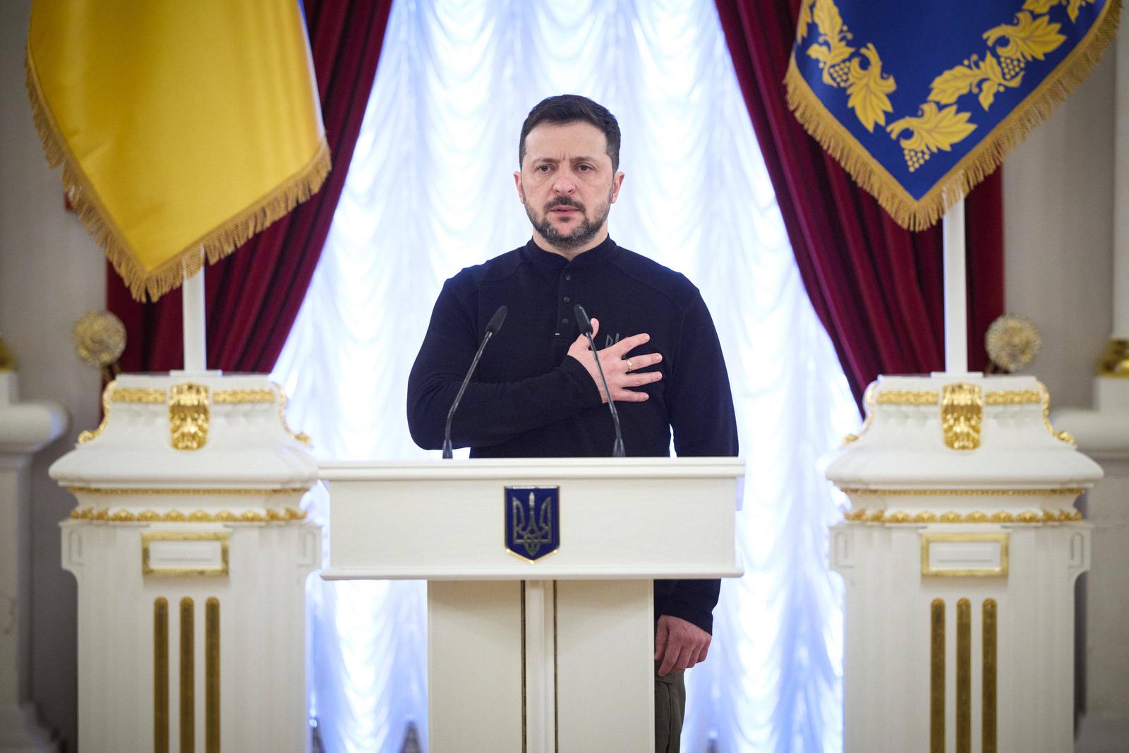 Volodymyr Zelenskyy presentes medal to Ukrainian Defenders and Families of Fallen Heroes Volodymyr Zelenskyy, The President of Ukraine, presented the Highest State Awards to Ukrainian Defenders and Families of Fallen Heroes on April 4, 2025 in Ukraine. Copyright: xx Photo: IMAGO/IMAGOSTOCK&PEOPLE