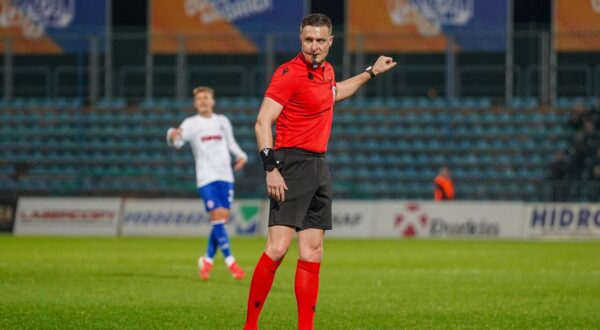 Kroatien: Fussball SuperSport 1. HNL - 18.04.2025, 30. Spieltag - NK Varazdin vs. HNK Hajduk Split - Stadion Varteks Varazdin, Kroatien Schiedsrichter Ante Culina *** Croatia Football SuperSport 1 HNL 18 04 2025, Matchday 30 NK Varazdin vs HNK Hajduk Split Stadion Varteks Varazdin, Croatia Referee Ante Culina Copyright: xLukaxKolanovicx Photo: IMAGO/Luka Kolanovic/IMAGOSPORT