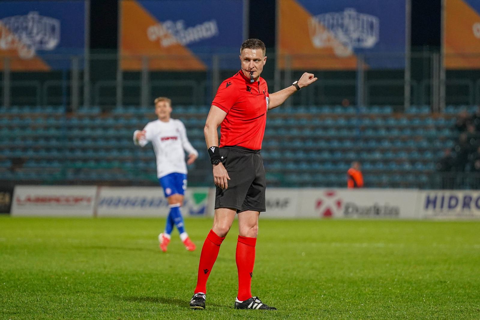Kroatien: Fussball SuperSport 1. HNL - 18.04.2025, 30. Spieltag - NK Varazdin vs. HNK Hajduk Split - Stadion Varteks Varazdin, Kroatien Schiedsrichter Ante Culina *** Croatia Football SuperSport 1 HNL 18 04 2025, Matchday 30 NK Varazdin vs HNK Hajduk Split Stadion Varteks Varazdin, Croatia Referee Ante Culina Copyright: xLukaxKolanovicx Photo: IMAGO/Luka Kolanovic/IMAGOSPORT