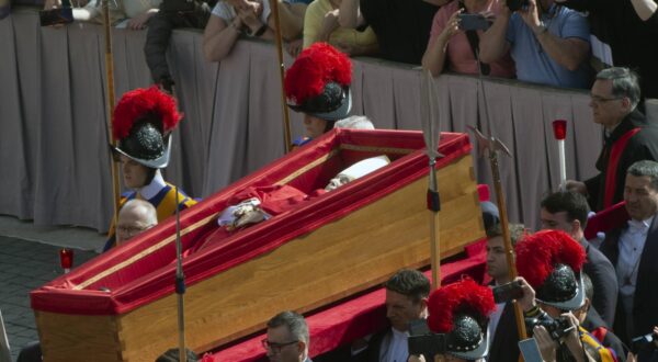 ITALY - REL - POPE FRANCIS S COFFIN IS TRANSFER TO ST PETER S BASILICA FOR THREE DAYS OF LYING IN STATE, IN VATICAN CITY - 2025/04/22 Italy, Rome, Vatican 2025/4/22 Pope Francis coffin is transferred to St Peter s Basilica for three days of lying in state, in Vatican City, EDITORIAL USE ONLY - NO BOOKS Copyright: xAlessiaxGiulainixx/CPPx Photo: IMAGO/Alessia Giulaini  /CPP/IMAGOSTOCK&PEOPLE