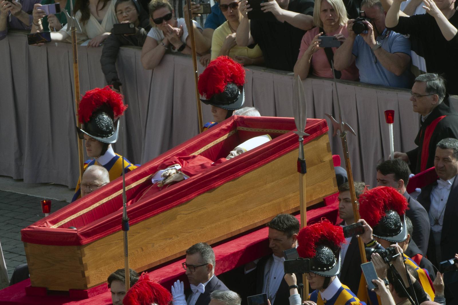 ITALY - REL - POPE FRANCIS S COFFIN IS TRANSFER TO ST PETER S BASILICA FOR THREE DAYS OF LYING IN STATE, IN VATICAN CITY - 2025/04/22 Italy, Rome, Vatican 2025/4/22 Pope Francis coffin is transferred to St Peter s Basilica for three days of lying in state, in Vatican City, EDITORIAL USE ONLY - NO BOOKS Copyright: xAlessiaxGiulainixx/CPPx Photo: IMAGO/Alessia Giulaini  /CPP/IMAGOSTOCK&PEOPLE