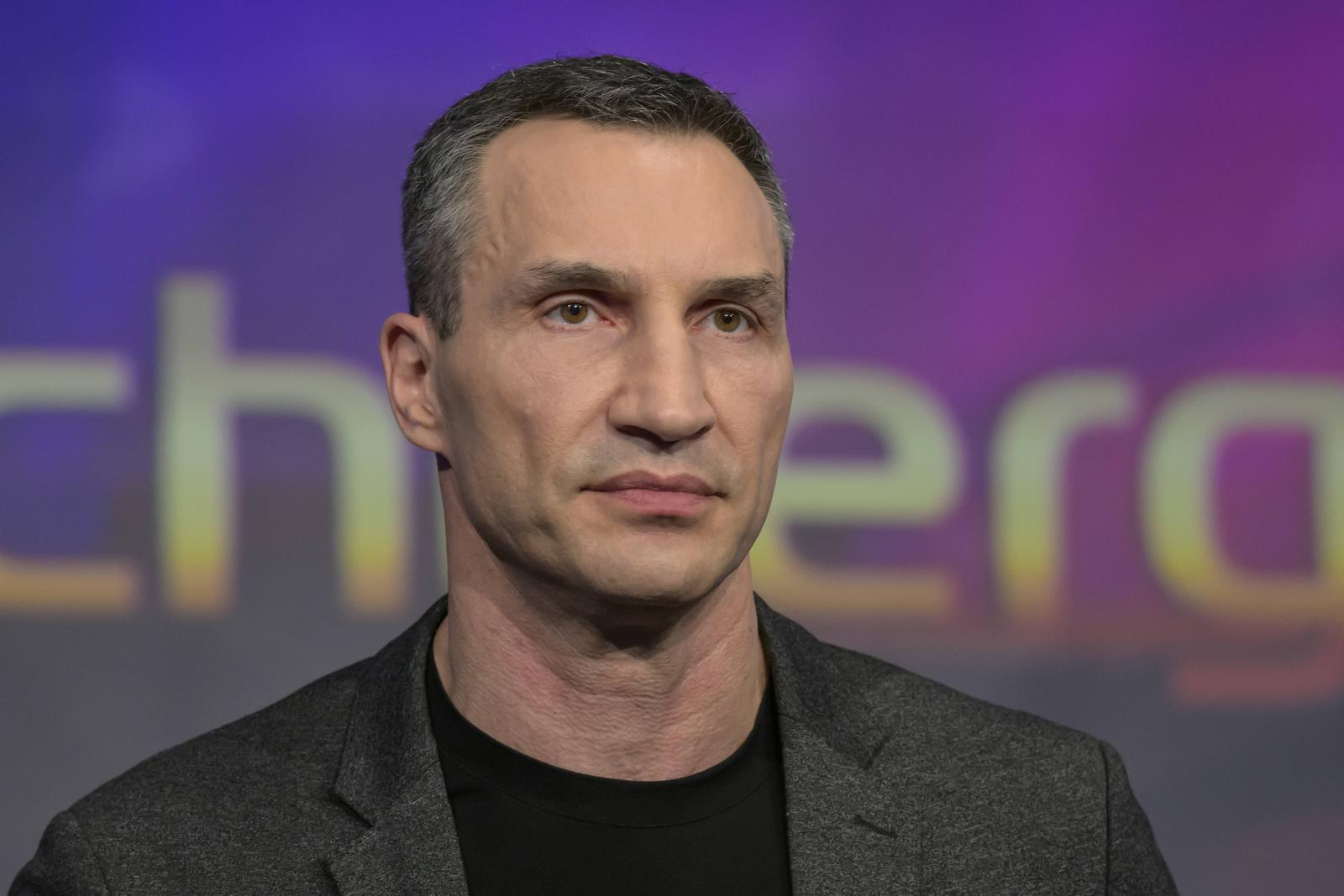 GER, Berlin, Studio, zu Gast bei - maischberger, Polittalk, TV, Format, mit Moderatorin - Sandra Maischberger, Das Erste, aus Adlershof - am Studio 20, im Bild v.l.: Vitali Wladimirowitsch Klitschko ist ein ukrainischer Politiker und Buergermeister von Kiew, 25.02.25 *** GER, Berlin, Studio, zu Gast bei maischberger, Polittalk, TV, Format, mit Moderator Sandra Maischberger, Das Erste, aus Adlershof am Studio 20, im Bild v l Vitali Wladimirowitsch Klitschko ist ein ukrainischer Politiker und Buergermeister von Kiew, 25 02 25 Copyright: HMBxMedia/UwexKoch Photo: IMAGO/Uwe Koch/IMAGOSTOCK&PEOPLE