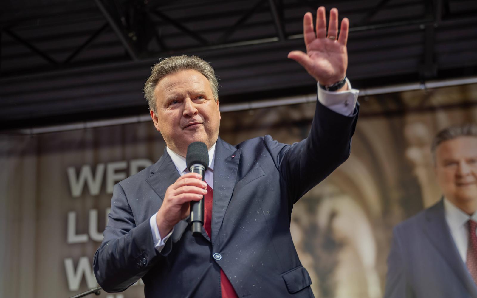 20250425 Wahlkampfabschluss der SPOe Wien - Wer Ludwig will waehlt SPOe WIEN, OESTERREICH - 25. APRIL: SPOe Buergermeister und Landeshauptmann von Wien Michael Ludwig waehrend seiner Rede bei der Wahlkampfabschlussveranstaltung unter dem Motto -Wer Ludwig will waehlt SPOe- anlaesslich der Wiener Landtags-, Gemeinderats- und Bezirksvertretungswahlen am 27. April 2025 am Viktor-Adler-Markt am 25. April 2025 in Wien, Oesterreich. 250425_SEPA_17_050 Copyright: xIsabellexOuvrardx SEPAxMedia Photo: IMAGO/Isabelle Ouvrard/IMAGOSTOCK&PEOPLE