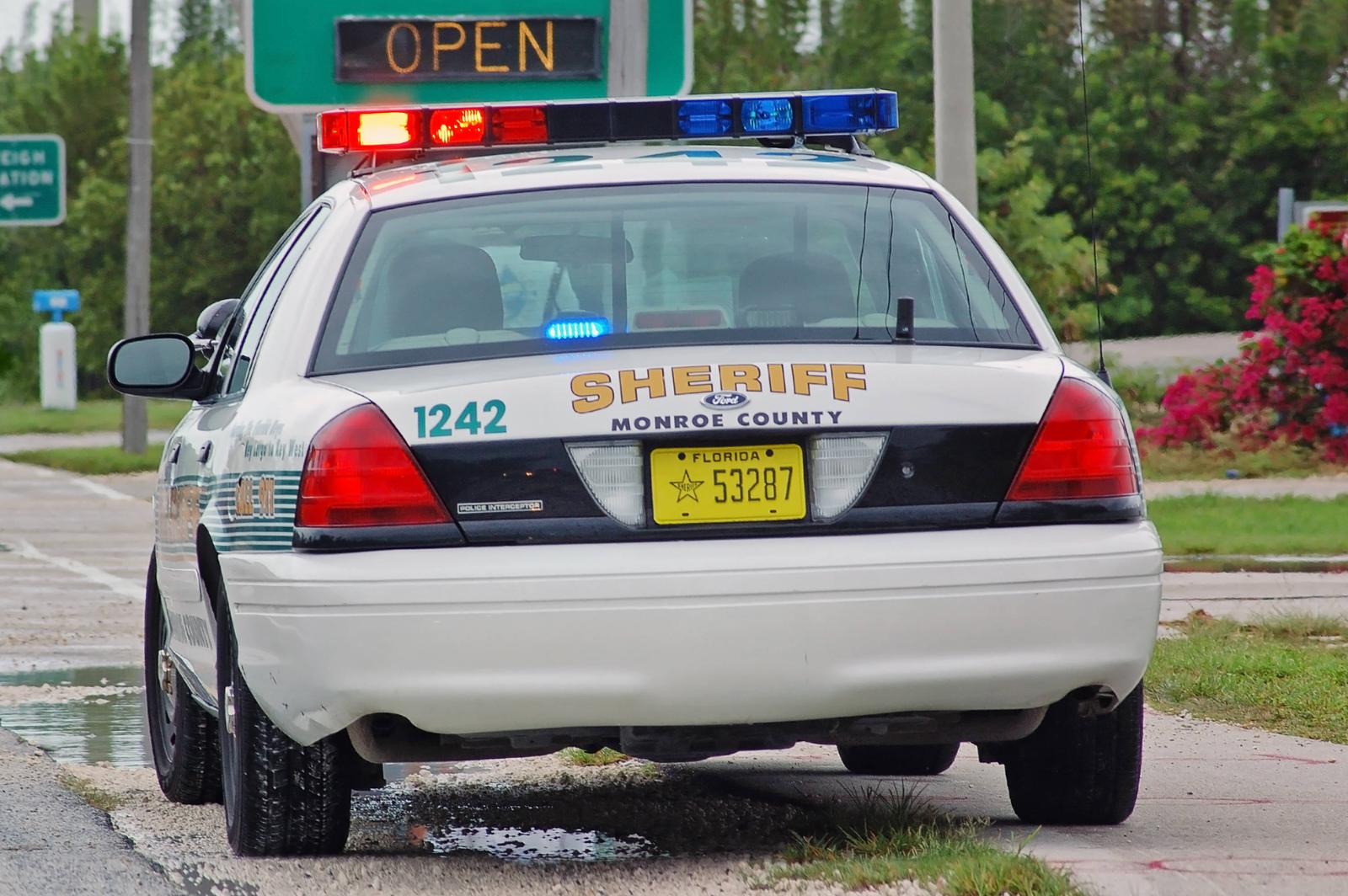 Sheriff s Car Miami, Florida, USA - June 2, 2007: A police car of the state of Florida, parked at the edge of the road with flashing red blue still on. Miami FLO Florida, USA Copyright: xGennaroxLeonardix Photo: IMAGO/Gennaro Leonardi/IMAGOSTOCK&PEOPLE