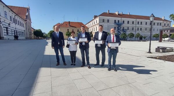 Osijek, 29.04.2025. - Izaslanstvo koalicije stranaka Dom i nacionalno okupljanje (Domino), Most, Hrvatski suverenisti i Blok umirovljenici zajedno (BUZ) predvođeno kandidatom za gradonačelnika Osijeka Zlatkom Ahićem u utorak je Gradskom izbornom povjerenstvu Osijek predalo potpise potpora i kandidature za gradonačelnika i zamjenika te listu za Gradsko vijeće. foto HINA/ Tomislav PRUSINA/ tm