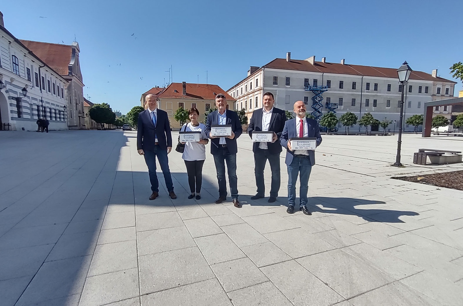 Osijek, 29.04.2025. - Izaslanstvo koalicije stranaka Dom i nacionalno okupljanje (Domino), Most, Hrvatski suverenisti i Blok umirovljenici zajedno (BUZ) predvođeno kandidatom za gradonačelnika Osijeka Zlatkom Ahićem u utorak je Gradskom izbornom povjerenstvu Osijek predalo potpise potpora i kandidature za gradonačelnika i zamjenika te listu za Gradsko vijeće. foto HINA/ Tomislav PRUSINA/ tm