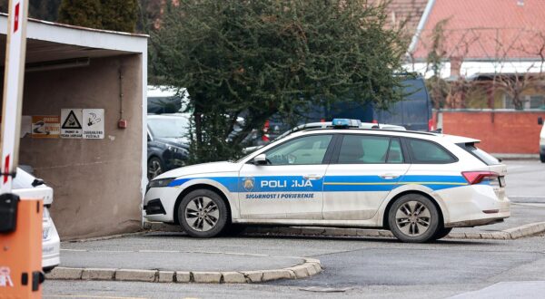 17.01.2024., Osijek - Odvjetnik Mate Matic dolazi u PU osjecko-baranjsku. Jutros je policija uhitila njegovog klijenta Zvonka Bede, vlasnika osjecke tvrtke Drava International. Kriminalisticko istrazivanje provodi se u suradnji s osjeckim Opcinskim drzavnim odvjetnistvom nad tri osobe, koje se dovode u vezu s pozarom u tvornici za preradu plastike od 4. listopada.  Photo: Davor Javorovic/PIXSELL