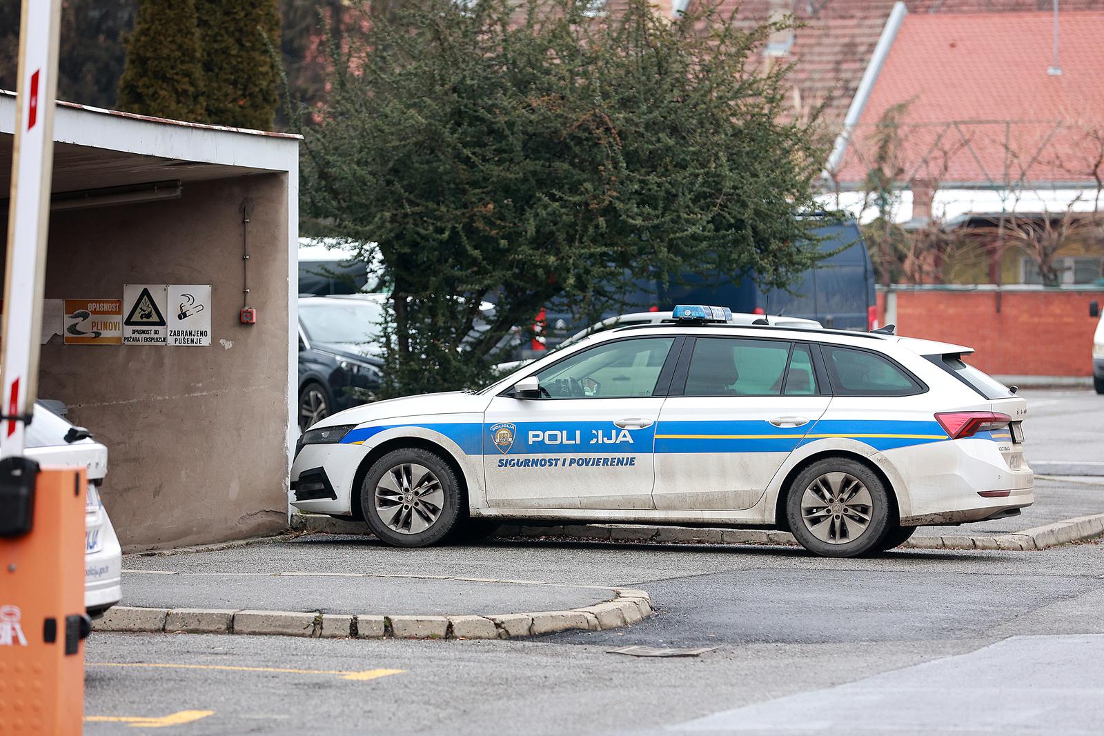 17.01.2024., Osijek - Odvjetnik Mate Matic dolazi u PU osjecko-baranjsku. Jutros je policija uhitila njegovog klijenta Zvonka Bede, vlasnika osjecke tvrtke Drava International. Kriminalisticko istrazivanje provodi se u suradnji s osjeckim Opcinskim drzavnim odvjetnistvom nad tri osobe, koje se dovode u vezu s pozarom u tvornici za preradu plastike od 4. listopada.  Photo: Davor Javorovic/PIXSELL