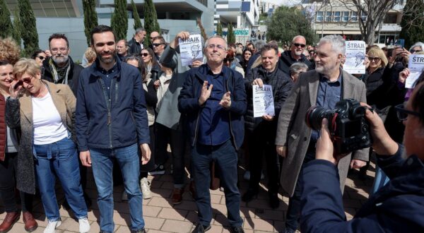 01.04.2025., Split- Sindikati i prosvjednici u skolstvu su se okupili na platou ispred Kampusa. Matija Kroflin glavni tajnk sindikata znanosti, Zrinko Turalija predsjednik nezavisnog sindikata u srednjim skolama, Zeljko Stipic iz Preporoda Photo: Ivana Ivanovic/PIXSELL