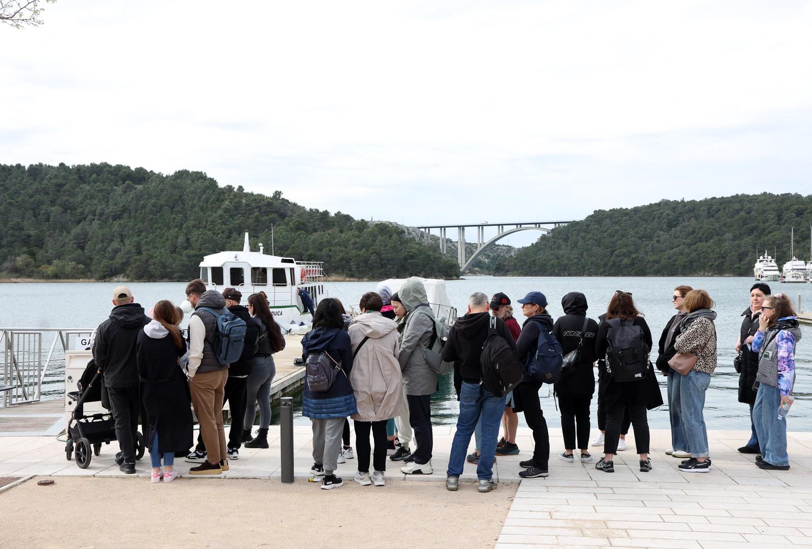 01.04.2025.,Skradin-Podsezona u Skradinu je pocela i prvi turisti gore od zelje da upoznaju ljepote NP Krke-Slapova Krke.U tu svrhu za sada jedan brod prometuje svaki sat prema skradinskom buku. Photo: Dusko Jaramaz/PIXSELL