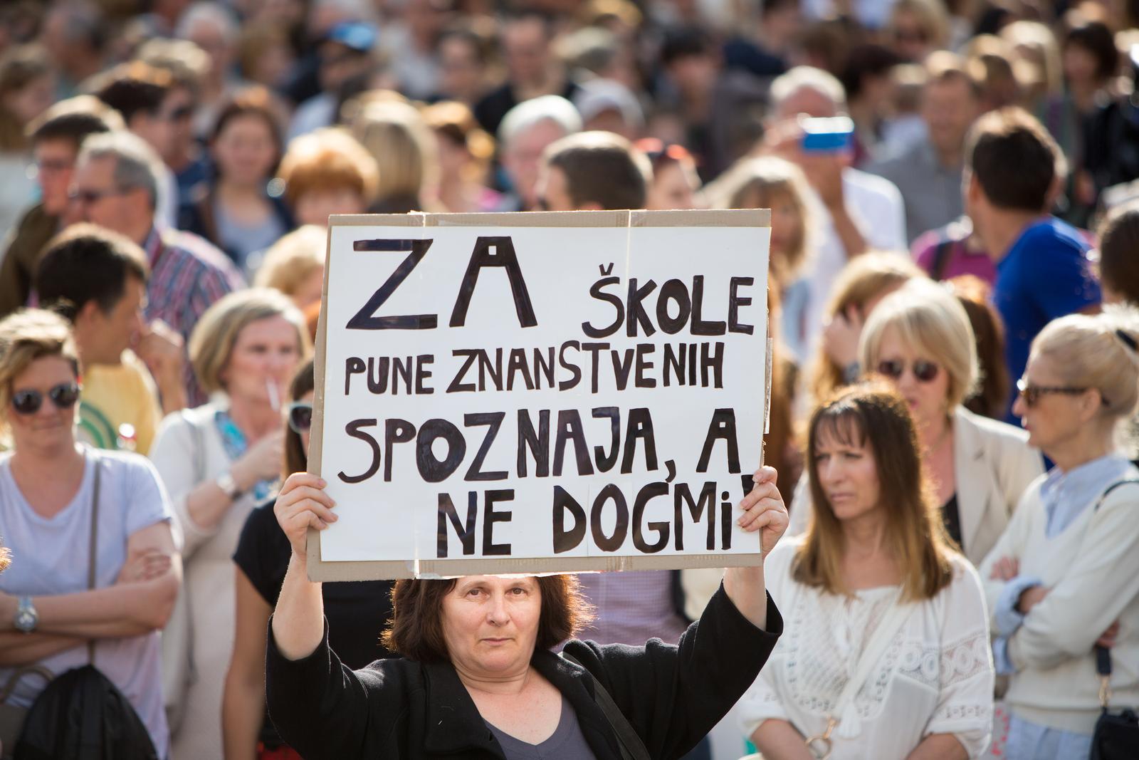 01.06.2016., Rijeka - Prosvjed podrske Cjelovitoj kurikularnoj reformi u organizaciji inicijative Hrvatska moze bolje koja okuplja vise od 250 razlicitih udruga, sindikata, ucitelje i uciteljice te pojedince. Prosvjedom zele poslati poruku da je obrazovanje prioritet hrvatskog drustva.rPhoto: Nel Pavletic/PIXSELL