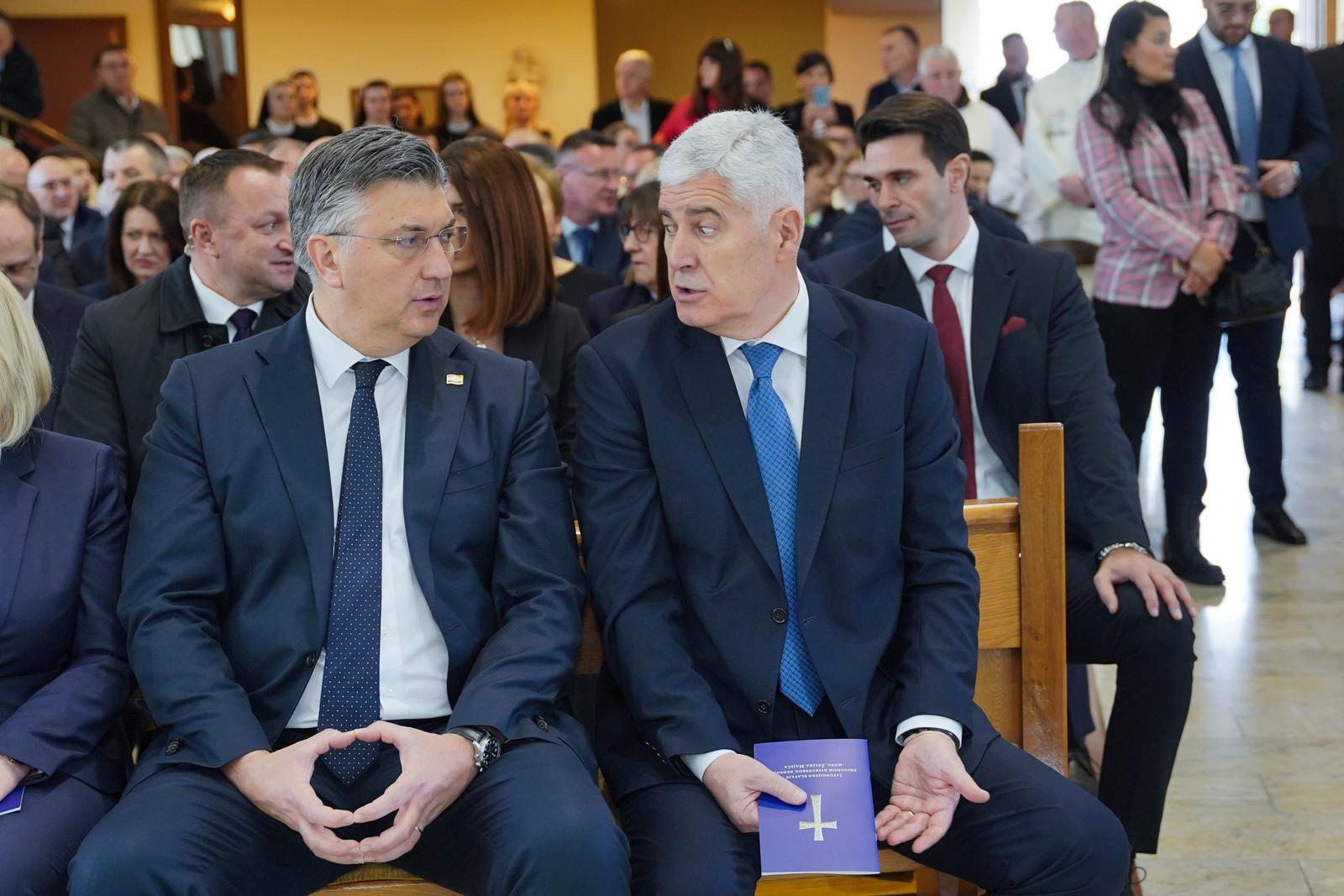 02.03.2024., Biskupski ordinarijat, Banja Luka (BiH) - Novi banjalucki biskup mons. Zeljko Majic zaredjen je tokom euharistijskog slavlja u banjaluckoj katedrali sv. Bonaventure kojeg je predvodio vrhbosanski nadbiskup Tomo Vuksic. Glavni zareditelj bio je vrhbosanski nadbiskup, a suzareditelj je bio i umirovljeni banjalucki biskup Franjo Komarica. Banjalucki biskup u miru Franjo Komarica uputio je posljednji put, kao dosadasnji biskup, rijeci iz poslanice Hebrejima. Zaredjenju novog banjaluckog biskupa prisustvovale su visoke zvanice Andrej Plenkovic, Dragan Covic, Borjana Kristo, Davor Pranjic, marinko Cavara, te banjalucki gradonacelnik Drasko Stanivukovic.

Photo: Dejan Rakita/Pixsell Photo: Dejan Rakita/PIXSELL