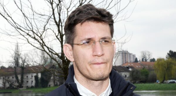02.04.2025., Sisak - Na tiskovnoj konferenici MOST-a Zvonimir Troskot i Nikola Grmoja predstavili su Daniela Satnija, kandidata za sisackog gradonacelnika na predstojecim lokalnim izborima.
 Photo: Nikola Cutuk/PIXSELL