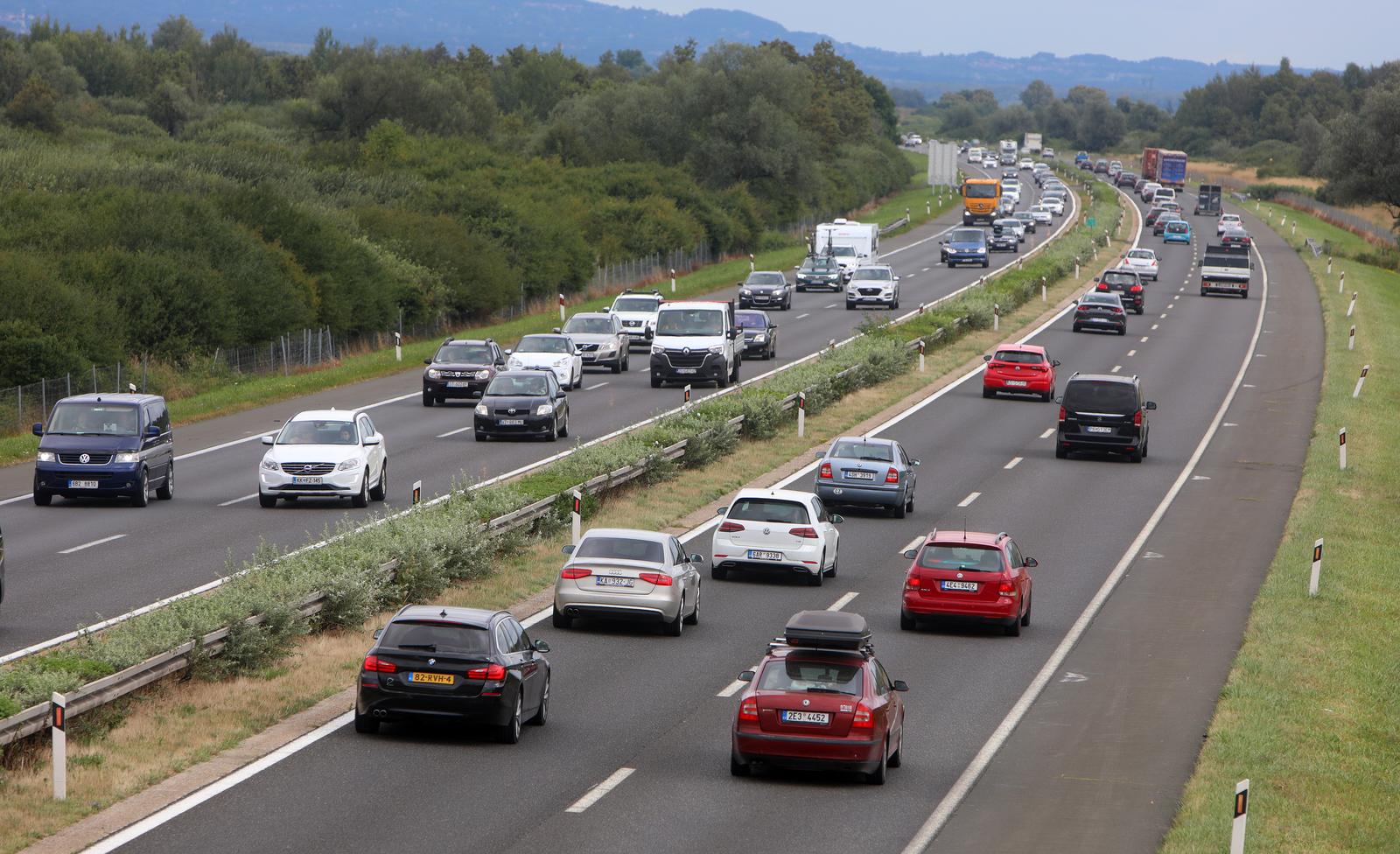 02.08.2021., Karlovac - Pojacan promet na autocesti A1 izmedu Zagreba i Karlovca kod odmorista Draganic.rPhoto: Kristina Stedul Fabac/PIXSELL
