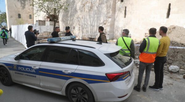 04.04.2025., Split-Policijski ocevid na gradilistu uz istocne zidine Dioklecijanove palace gdje je jutros ozlijedjen radnik. Photo: Ivo Cagalj/PIXSELL