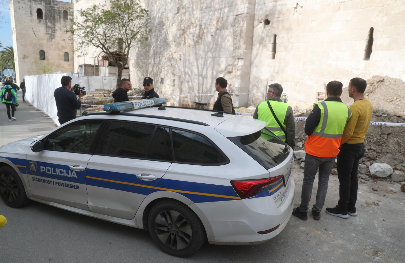 04.04.2025., Split-Policijski ocevid na gradilistu uz istocne zidine Dioklecijanove palace gdje je jutros ozlijedjen radnik. Photo: Ivo Cagalj/PIXSELL