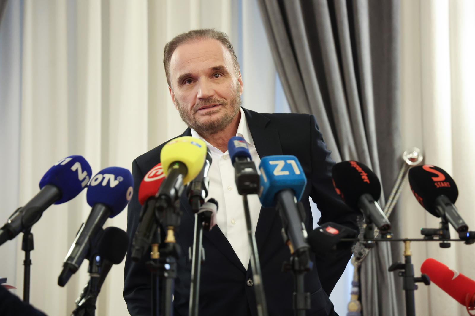 04.04.2025., Zagreb - Novinarski dom.  Afera "Hipodrom". Odrzanaje izvanredna press konferencija povodom podnosenja kaznene prijave u ime djelatnika gradske ustanove protiv Tomislava Tomasevica i dr.; na stetu gradskog proracuna u milijunskom iznosu. Na konferenciji je govorio odvjetnik Anto Nobilo, Pavle Kalinic, Davor Bernardic i Dina Dogan. Photo: Sanjin Strukic/PIXSELL