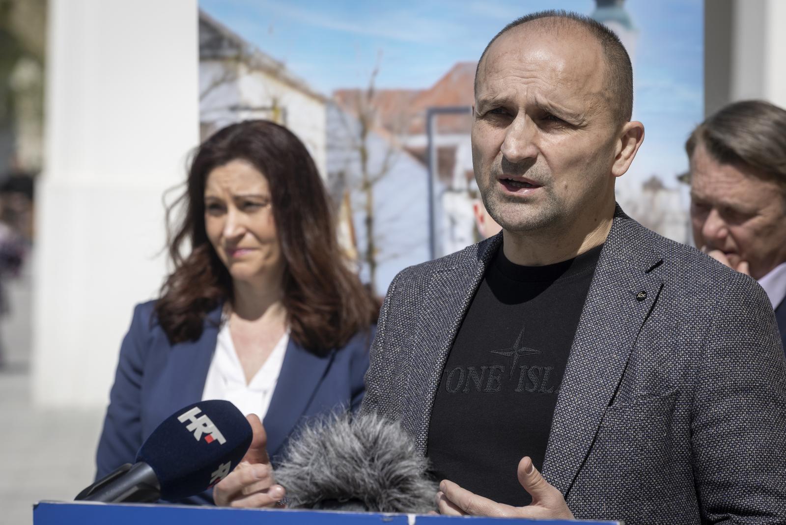04.04.2025., Valpovo, Trg Kralja Tomislava - Predstavljanje kandidata HDZ-a  Osjecko-baranjske zupanije za gradonacelnika Valpova Dine Klobucara. Predstavljanju je prisustvovao i  potpredsjednik Vlade RH i ministar obrane Ivan Anusic i kandidatkinja za zupanicu Natasa Tramisak. Photo: Davor Javorovic/PIXSELL