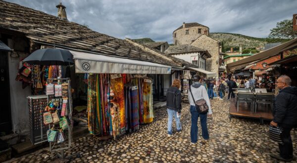 03.05.2024., Mostar - Nakon poslijepodnevnog pljuska centar Mostara je bio prepun turista. Photo: Zvonimir Barisin/PIXSELL