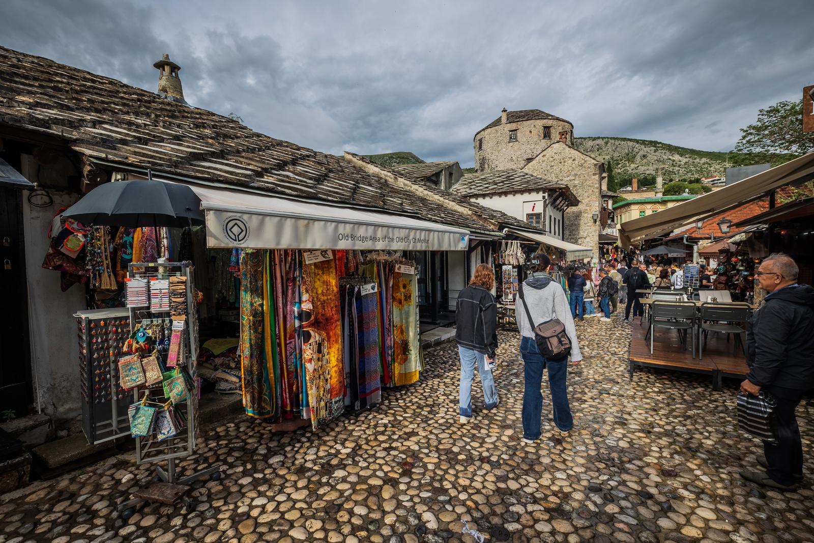 03.05.2024., Mostar - Nakon poslijepodnevnog pljuska centar Mostara je bio prepun turista. Photo: Zvonimir Barisin/PIXSELL