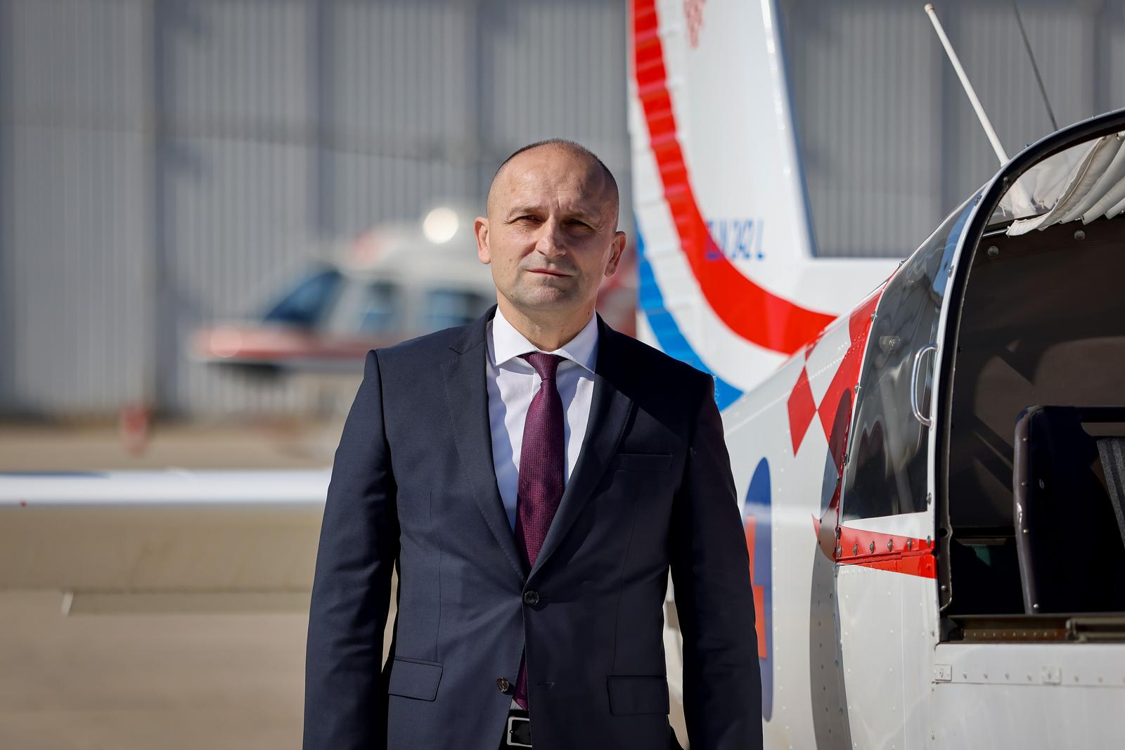 05.04.2025., Zemunik - Ministar Anusic i general Kundid prisustvovali su na 20. obljetnici akrobatske grupe „Krila Oluje“. U sklopu svecanog obiljezavanja odrzan je atraktivan letacki program koji ukljucuje padobranske skokove pripadnika Zapovjednistva specijalnih snaga iz helikoptera HRZ-a, nastup akrobatske grupe „Krila Oluje“, prelete visenamjenskog borbenog aviona Rafale, transportnog helikoptera Mi-171 Sh, izvidnicko borbenog helikoptera OH-58D Kiowa Warrior, skolskog helikoptera Bell-206B Jet Ranger III, skolskog aviona ZLIN-242 L, protupozarnog aviona CL-415 Canadair i protupozarnog aviona AT-802 Air Tractor Photo: Sime Zelic/PIXSELL