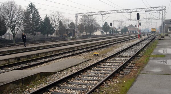 06.02.2014., Nova Gradiska - rU blizini zeljeznickog kolodvora u Novoj Gradiski vlak pregazio zenu koja je neoprezno prelazila preko pruge. Zena je na mjestu poginula.rPhoto: Ivica Galovic/PIXSELL