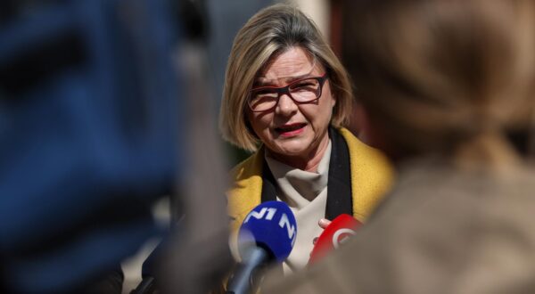 06.04.2025., Samobor - Predstavljanje kandidatkinje za zamjenicu zupana Zagrebacke zupanije, Vildane Botonjic. Sandra Bencic saborska zastupnica i sukoordinatorica stranke Mozemo. Photo: Igor Kralj/PIXSELL