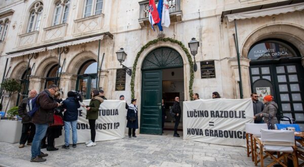07.02.2020., Gradska vijecnica, Dubrovnik - Uoci jutrosnjeg potpisivanja Ugovora o dodjeli bespovratnih sredstava za projekt ”Centar za gospodarenje otpadom Dubrovacko-neretvanske zupanije Lucino razdolje” Primorci, ljudi iz Grada i Srdjevci prosvjedovali su s jasnom porukom ispred gradske uprave.rPhoto: Grgo Jelavic/PIXSELL