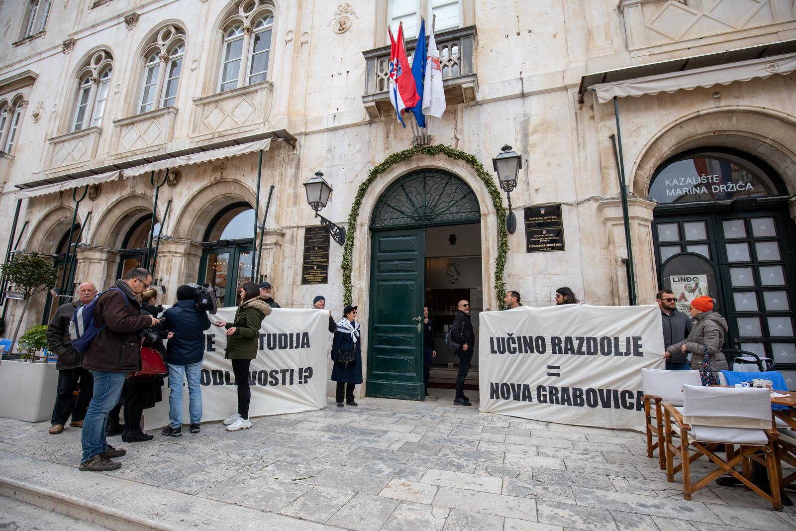 07.02.2020., Gradska vijecnica, Dubrovnik - Uoci jutrosnjeg potpisivanja Ugovora o dodjeli bespovratnih sredstava za projekt ”Centar za gospodarenje otpadom Dubrovacko-neretvanske zupanije Lucino razdolje” Primorci, ljudi iz Grada i Srdjevci prosvjedovali su s jasnom porukom ispred gradske uprave.rPhoto: Grgo Jelavic/PIXSELL
