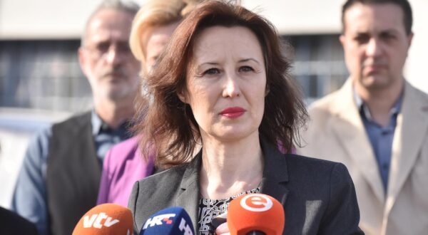 07.03.2025., Varazdin - Kod ulaza u tvrtku Varteks odrzana je konferencija za medije „Zajednicke poruke stranaka centra o polozaju zena i (ne)ravnopravnosti“. Govorili su Natalija Martincevic, potpredsjednica Narodne stranke - Reformisti, Dalija Oreskovic, saborska zastupnica i predsjednica stranke Dalija Oreškovic i Ljudi s imenom i prezimenom, Anka Mrak Taritas, saborska zastupnica stranke Gradjansko - liberalnog saveza (GLAS), Stanko Boric, predsjednik stranke GLAS te Radimir Cacic, predsjednik Narodne stranke - Reformisti.  Photo: Vjeran Zganec Rogulja/PIXSELL