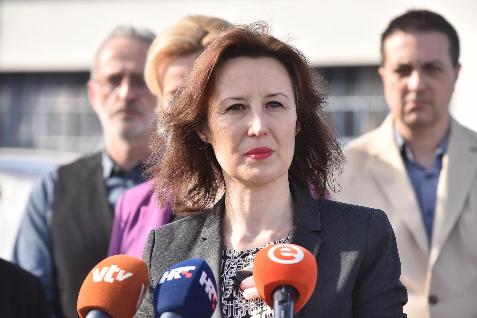 07.03.2025., Varazdin - Kod ulaza u tvrtku Varteks odrzana je konferencija za medije „Zajednicke poruke stranaka centra o polozaju zena i (ne)ravnopravnosti“. Govorili su Natalija Martincevic, potpredsjednica Narodne stranke - Reformisti, Dalija Oreskovic, saborska zastupnica i predsjednica stranke Dalija Oreškovic i Ljudi s imenom i prezimenom, Anka Mrak Taritas, saborska zastupnica stranke Gradjansko - liberalnog saveza (GLAS), Stanko Boric, predsjednik stranke GLAS te Radimir Cacic, predsjednik Narodne stranke - Reformisti.  Photo: Vjeran Zganec Rogulja/PIXSELL