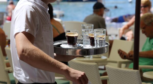 Konobari u ugostiteljskim objektima na moru 07.07.2018., Opatija - Konobar u ugostiteljskom objektu na moru. rrPhoto: Goran Kovacic/PIXSELL
