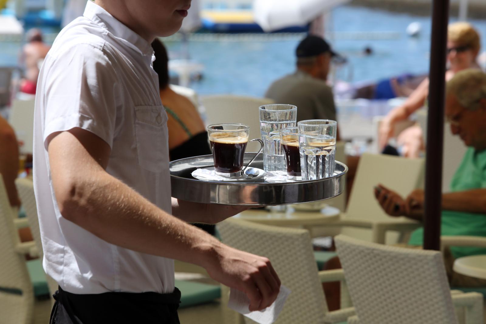Konobari u ugostiteljskim objektima na moru 07.07.2018., Opatija - Konobar u ugostiteljskom objektu na moru. rrPhoto: Goran Kovacic/PIXSELL