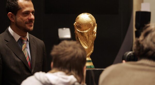 09.12.2008., Zagreb,Hrvatska - VISA eksluzivni partner FIFA-e na podrucju financijskih usluga, danas je u hotelu Regent Esplanade izlozila trofej Svjetskog nogometnog prvenstva - 2010, kao najprepoznatljivija sportska nagrada na svijetu, stigao u Hrvatsku.Jean-Marc Tonti, voditelj razvoja poslova za jugoistocnu Europur"nPhoto: Slavko Midzor/24sata