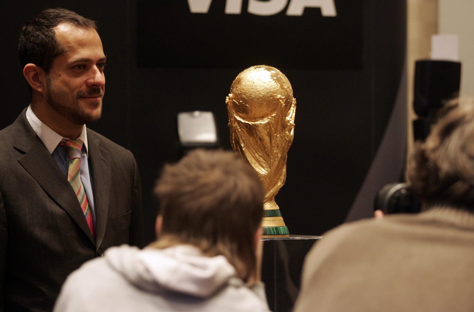09.12.2008., Zagreb,Hrvatska - VISA eksluzivni partner FIFA-e na podrucju financijskih usluga, danas je u hotelu Regent Esplanade izlozila trofej Svjetskog nogometnog prvenstva - 2010, kao najprepoznatljivija sportska nagrada na svijetu, stigao u Hrvatsku.Jean-Marc Tonti, voditelj razvoja poslova za jugoistocnu Europur"nPhoto: Slavko Midzor/24sata