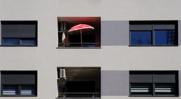 09.04.2020., Zagreb - Usamljeni crveni suncobran na balkonu moderne stambene zgrade. rPhoto: Tomislav Miletic/PIXSELL