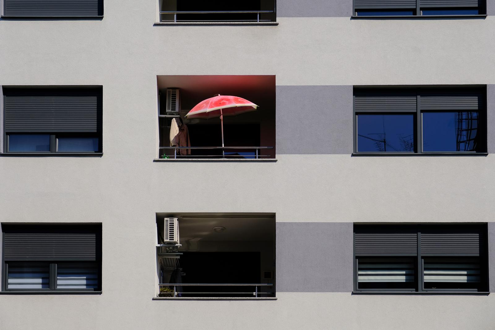 09.04.2020., Zagreb - Usamljeni crveni suncobran na balkonu moderne stambene zgrade. rPhoto: Tomislav Miletic/PIXSELL