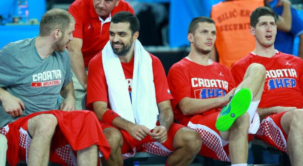 09.09.2015., Arena Zagreb, Zagreb - EuroBasket 2015., skupina C, 04. kolo, Nizozemska - Hrvatska. Eurobasket 2015 po prvi puta odrzava se u cetiri drzave. Hrvatska (Zagreb), Njemacka (Berlin), Litvija (Riga) i Francuska (Montpellier) ugostit ce kosarkase tijekom grupnih susreta dok ce se zavrsnica turnira odrzati u francuskom Lilleu. Luka Zoric, Krunoslav Simon, Marko Tomas, Damjan Rudez. Photo: Igor Kralj/PIXSELL
