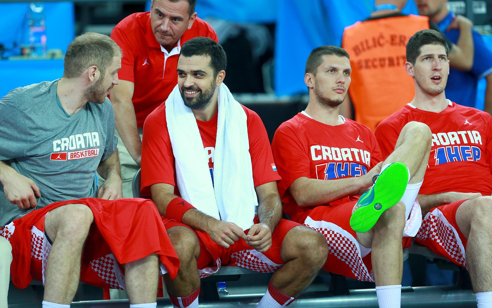09.09.2015., Arena Zagreb, Zagreb - EuroBasket 2015., skupina C, 04. kolo, Nizozemska - Hrvatska. Eurobasket 2015 po prvi puta odrzava se u cetiri drzave. Hrvatska (Zagreb), Njemacka (Berlin), Litvija (Riga) i Francuska (Montpellier) ugostit ce kosarkase tijekom grupnih susreta dok ce se zavrsnica turnira odrzati u francuskom Lilleu. Luka Zoric, Krunoslav Simon, Marko Tomas, Damjan Rudez. Photo: Igor Kralj/PIXSELL