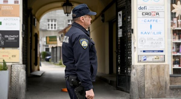 10.04.2025., Zagreb - Policija privodi osumljicenog navodno povezanog s trgovinom drogom na Trgu bana Josip Jelacica. Photo: Marko Lukunic/PIXSELL