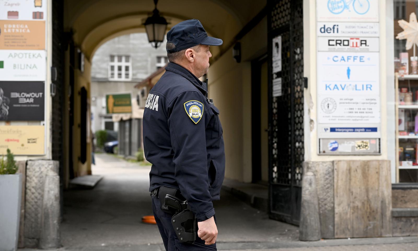 10.04.2025., Zagreb - Policija privodi osumljicenog navodno povezanog s trgovinom drogom na Trgu bana Josip Jelacica. Photo: Marko Lukunic/PIXSELL