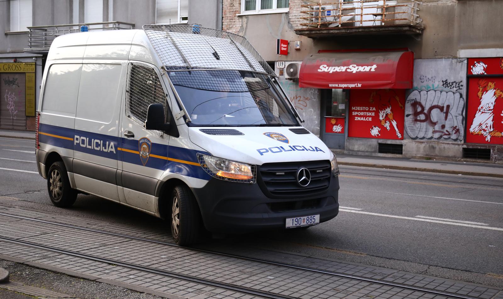10.04.2025., Zagreb - Cetrdesetak osoba uhiceno je zbog sumnje o zlocinaskom udruzenju te pocinjenju vise kaznenih djela iz oblasti kriminaliteta droga. Radi se o krijumcarenju vise tona raznih droga. Ocekuje se kako ce u Zagrebu u USKOK biti dovedeno 20ak osoba, dok ce ostali biti ispitanio u Splitu. Photo: Emica Elvedji/PIXSELL