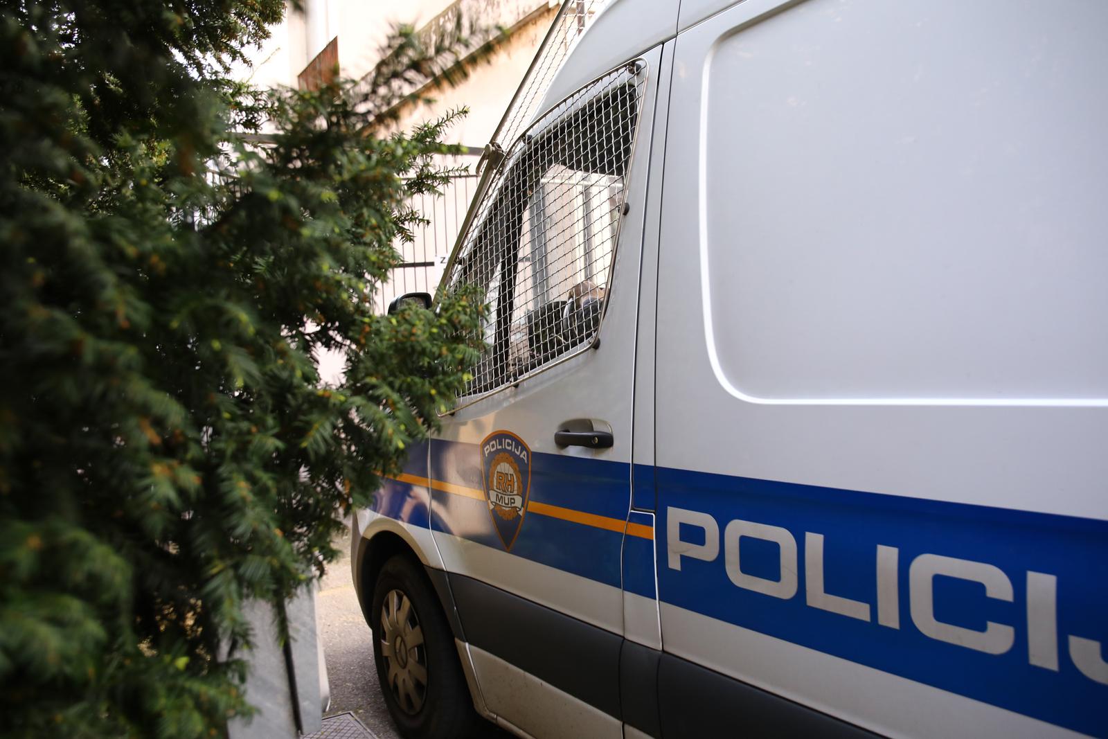 10.04.2025., Zagreb - Cetrdesetak osoba uhiceno je zbog sumnje o zlocinaskom udruzenju te pocinjenju vise kaznenih djela iz oblasti kriminaliteta droga. Radi se o krijumcarenju vise tona raznih droga. Ocekuje se kako ce u Zagrebu u USKOK biti dovedeno 20ak osoba, dok ce ostali biti ispitanio u Splitu. Photo: Emica Elvedji/PIXSELL
