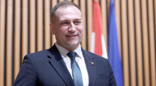 11.02.2025., Zagreb - Nakon odgode Sabor je danas glasovanjem potvrdio novog ministra poljoprivrede Davida Vlajcica. Za izbor novog ministra glasovali su i zastupnici Domovinskog pokreta pa i dosadasnji ministar Josip Dabro. Photo: Patrik Macek/PIXSELL
