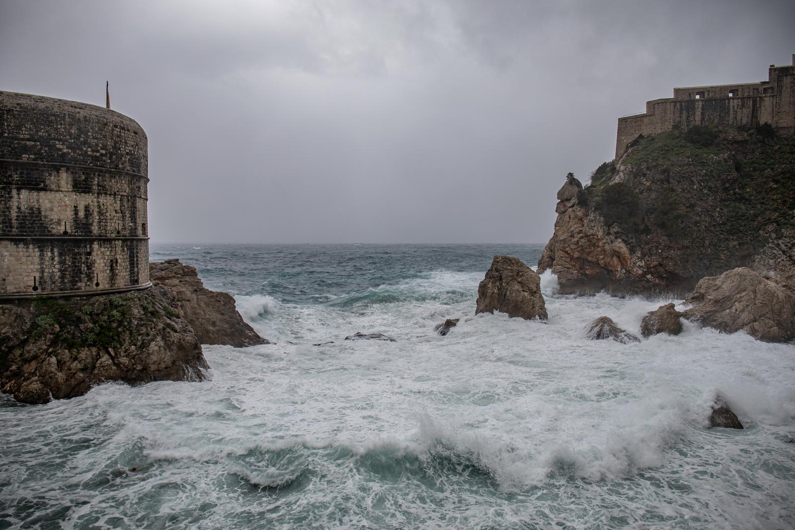11.03.2025., Stara gradska jezgra, Dubrovnik - Jako jugo i obilnija kisa na dubrovackom podrucju. Photo: Grgo Jelavic/PIXSELL