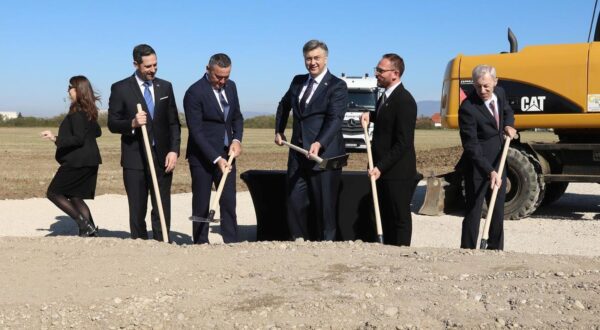 11.04.2025., Velika Gorica,  svecano otvaranje gradilišta buduceg kampa Hrvatskog nogometnog saveza u Velikoj Gorici  Na svecanom otvaranju sudjelovali su, izmedju ostalih, premijer Andrej Plenkovic s izaslanstvom Vlade Republike Hrvatske, gradonacelnik Velike Gorice Kresimir Ackar uz predstavnike Grada, zupan Stjepan Kozic s delegacijom Zagrebacke zupanije i predsjednik Hrvatskog nogometnog saveza Marijan Kustic uz rukovodstvo i Izvrsni odbor HNS-a. Photo: Robert Anic/PIXSELL