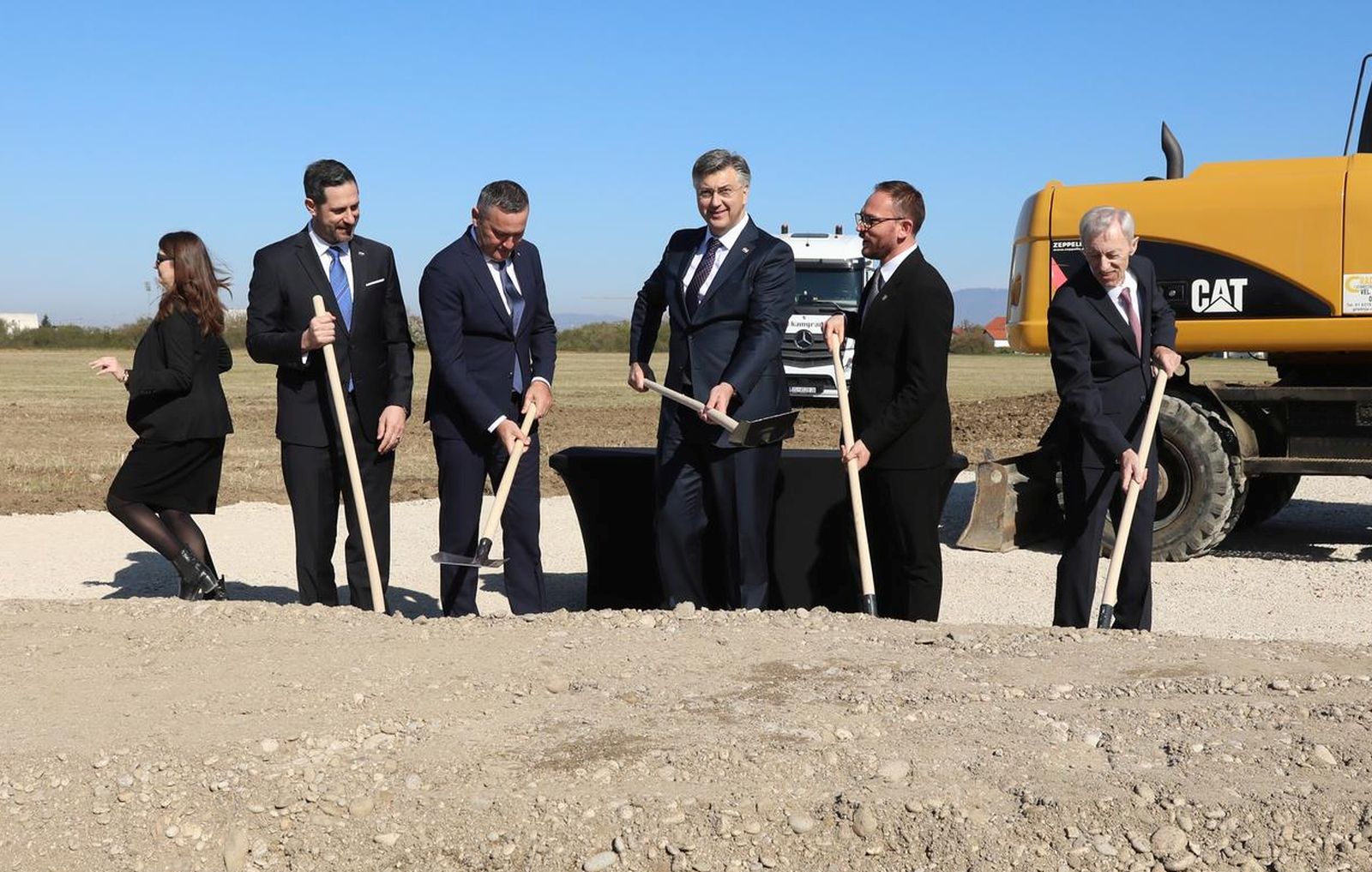 11.04.2025., Velika Gorica,  svecano otvaranje gradilišta buduceg kampa Hrvatskog nogometnog saveza u Velikoj Gorici  Na svecanom otvaranju sudjelovali su, izmedju ostalih, premijer Andrej Plenkovic s izaslanstvom Vlade Republike Hrvatske, gradonacelnik Velike Gorice Kresimir Ackar uz predstavnike Grada, zupan Stjepan Kozic s delegacijom Zagrebacke zupanije i predsjednik Hrvatskog nogometnog saveza Marijan Kustic uz rukovodstvo i Izvrsni odbor HNS-a. Photo: Robert Anic/PIXSELL